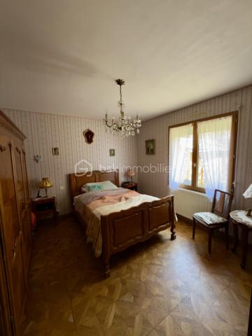 PIRIAC SUR MER, MAISON DE 120M2, 4 CHAMBRES À DEUX PAS DES COMMERCES,DE LA PLACE DU MARCHÉ ET DE L'OCÉAN.

EXCLUSIVITÉ BSK IMMOBILIER,
Venez découvrir cette maison idéalement située proche du centre bourg de cette commune prisée.
Elle se compose comme suit ; 
Une entrée avec placards donnant accès au salon/salle à manger traversant est/ouest et sa véranda de 10M2, une cuisine aménagée et équipée, une buanderie, une chambre de plus de 14M2 donnant sur le jardin, une salle de bain et des WC séparés.
À l'étage, un palier dessert 3 chambres, une salle d'eau, des WC séparés et un grenier aménageable.
Un garage attenant complète le bien édifié sur une parcelle de 1161M2 entièrement clôturée avec puit et dépendances.

Travaux de rafraichissement à prévoir.
Les plus du bien : 
-Emplacement privilégié
-Proche commerces et transports
-Exposition
-Potentiel agrandissement et de transformation des espaces
-5minutes à pieds de la mer