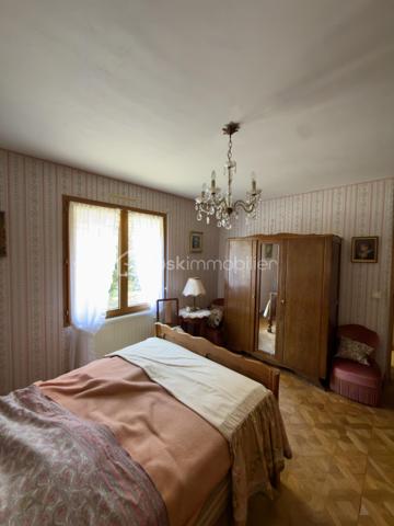 PIRIAC SUR MER, MAISON DE 120M2, 4 CHAMBRES À DEUX PAS DES COMMERCES,DE LA PLACE DU MARCHÉ ET DE L'OCÉAN.

EXCLUSIVITÉ BSK IMMOBILIER,
Venez découvrir cette maison idéalement située proche du centre bourg de cette commune prisée.
Elle se compose comme suit ; 
Une entrée avec placards donnant accès au salon/salle à manger traversant est/ouest et sa véranda de 10M2, une cuisine aménagée et équipée, une buanderie, une chambre de plus de 14M2 donnant sur le jardin, une salle de bain et des WC séparés.
À l'étage, un palier dessert 3 chambres, une salle d'eau, des WC séparés et un grenier aménageable.
Un garage attenant complète le bien édifié sur une parcelle de 1161M2 entièrement clôturée avec puit et dépendances.

Travaux de rafraichissement à prévoir.
Les plus du bien : 
-Emplacement privilégié
-Proche commerces et transports
-Exposition
-Potentiel agrandissement et de transformation des espaces
-5minutes à pieds de la mer