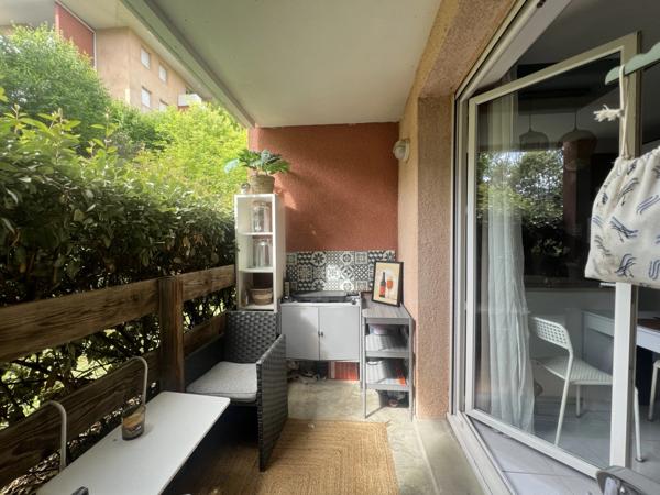 Résidence sécurisée, piscine, terrasse privative : un T2 rare à saisir à Auch