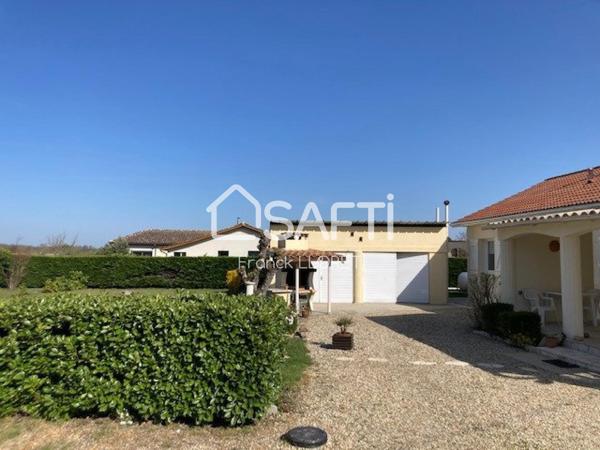 Maison 3 chs, double garage, piscine, joli terrain.