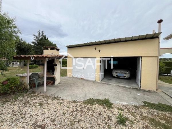 Maison 3 chs, double garage, piscine, joli terrain.