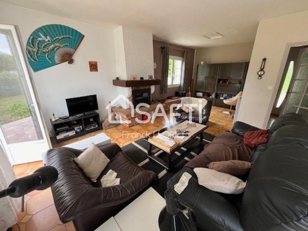 Maison 3 chs, double garage, piscine, joli terrain.