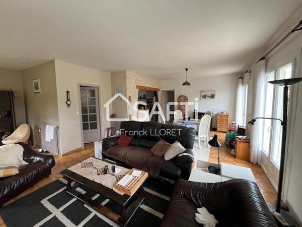 Maison 3 chs, double garage, piscine, joli terrain.