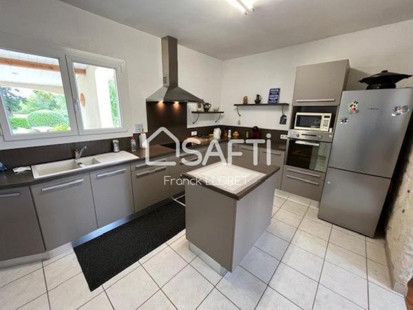 Maison 3 chs, double garage, piscine, joli terrain.