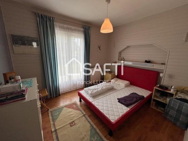 Maison 3 chs, double garage, piscine, joli terrain.