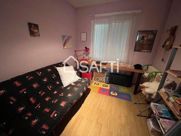 Maison 3 chs, double garage, piscine, joli terrain.