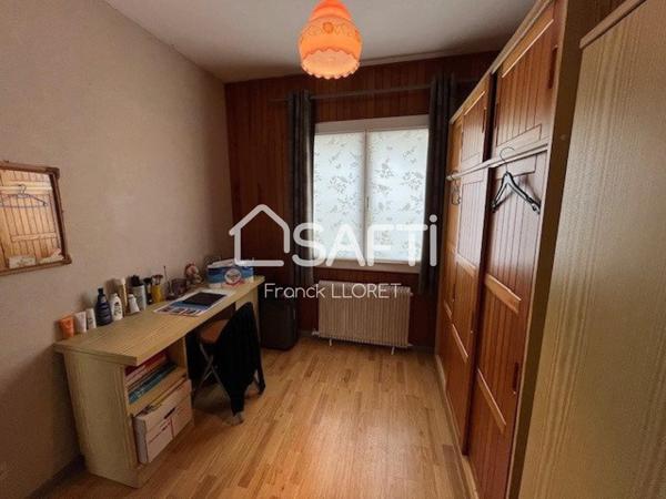 Maison 3 chs, double garage, piscine, joli terrain.