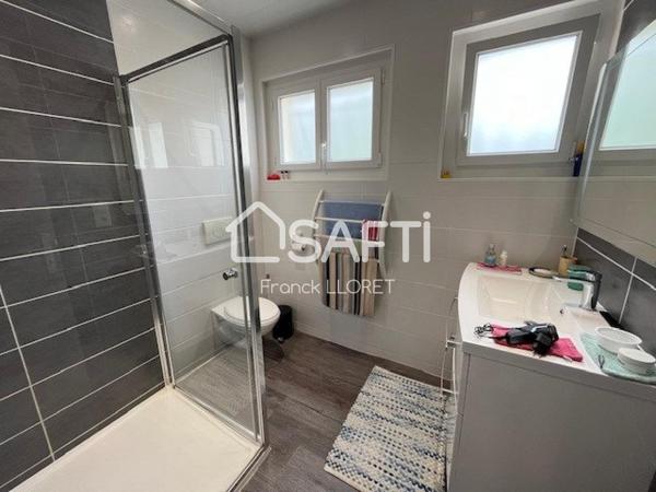 Maison 3 chs, double garage, piscine, joli terrain.