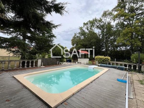 Maison 3 chs, double garage, piscine, joli terrain.