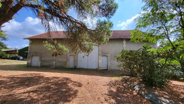Ancienne fermette : maison  122 m² et grange  420 m² sur parcelle de 3ha environs à la campagne