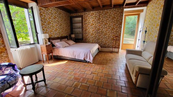 Ancienne fermette : maison  122 m² et grange  420 m² sur parcelle de 3ha environs à la campagne