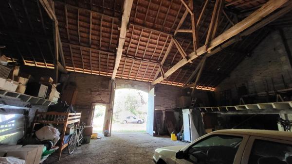 Ancienne fermette : maison  122 m² et grange  420 m² sur parcelle de 3ha environs à la campagne