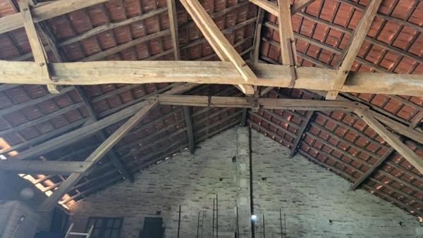 Ancienne fermette : maison  122 m² et grange  420 m² sur parcelle de 3ha environs à la campagne