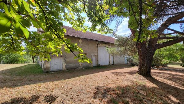 Ancienne fermette : maison  122 m² et grange  420 m² sur parcelle de 3ha environs à la campagne