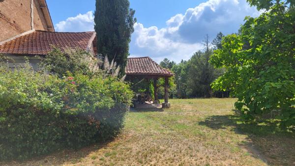 Ancienne fermette : maison  122 m² et grange  420 m² sur parcelle de 3ha environs à la campagne