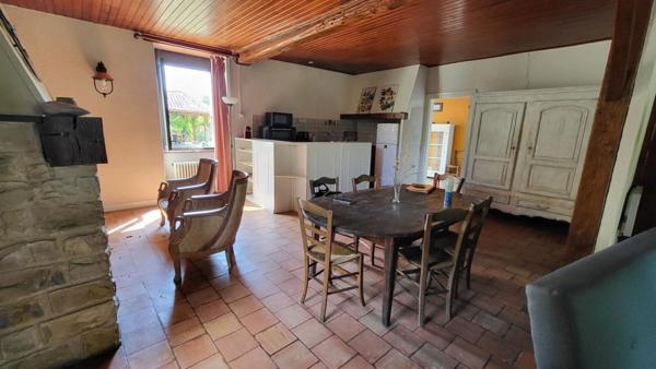 Ancienne fermette : maison  122 m² et grange  420 m² sur parcelle de 3ha environs à la campagne
