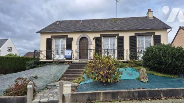 GORRON proche centre ville : une maison d'habitation comprenant:
- Hall d'entrée, salon/séjour...