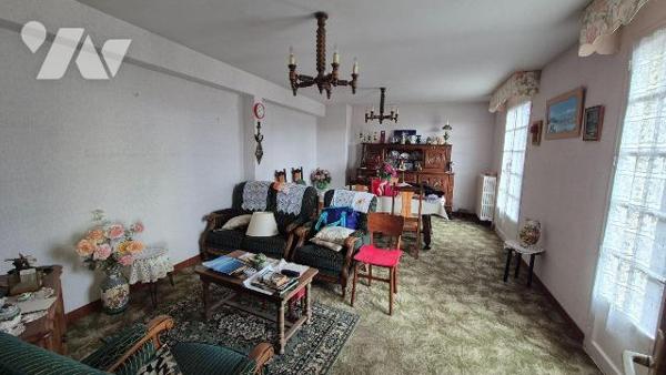 GORRON proche centre ville : une maison d'habitation comprenant:
- Hall d'entrée, salon/séjour...