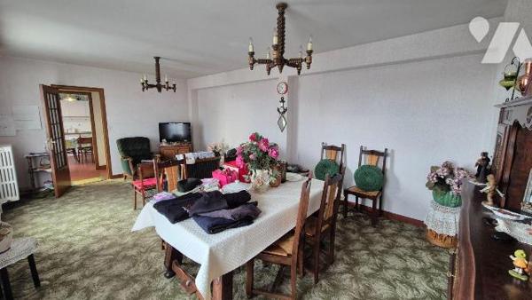 GORRON proche centre ville : une maison d'habitation comprenant:
- Hall d'entrée, salon/séjour...