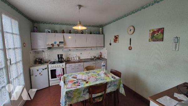 GORRON proche centre ville : une maison d'habitation comprenant:
- Hall d'entrée, salon/séjour...