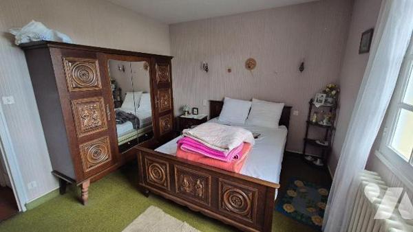 GORRON proche centre ville : une maison d'habitation comprenant:
- Hall d'entrée, salon/séjour...