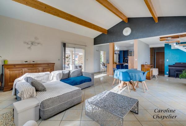 Maison 135m²,  4 chambres, 2 SDE, piscine, garage, panneaux solaires, climatisation, cheminée, isolation combles récente.