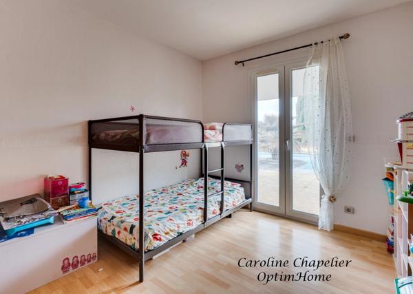 Maison 135m²,  4 chambres, 2 SDE, piscine, garage, panneaux solaires, climatisation, cheminée, isolation combles récente.
