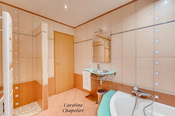 Maison 135m²,  4 chambres, 2 SDE, piscine, garage, panneaux solaires, climatisation, cheminée, isolation combles récente.