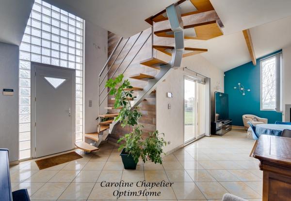 Maison 135m²,  4 chambres, 2 SDE, piscine, garage, panneaux solaires, climatisation, cheminée, isolation combles récente.