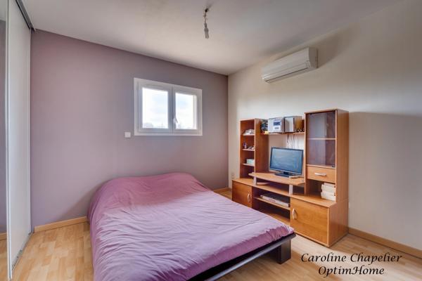 Maison 135m²,  4 chambres, 2 SDE, piscine, garage, panneaux solaires, climatisation, cheminée, isolation combles récente.