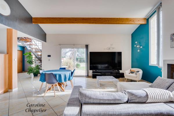 Maison 135m²,  4 chambres, 2 SDE, piscine, garage, panneaux solaires, climatisation, cheminée, isolation combles récente.