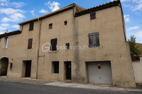 Avis aux investisseurs, amateurs de rénovation ou grandes familles à la recherche d’espace et de possibilités d’aménagement !

Découvrez cette maison ancienne en R+2, développant actuellement environ 164 m² habitables et offrant un potentiel pouvant atteindre environ 218 m² après aménagement des combles et des pièces situées au-dessus du garage.

Dès le rez-de-chaussée, vous découvrirez une entrée desservant un salon, un séjour, une cuisine et une salle de bains. Une cour intérieure complète ce niveau et permet d’accéder au garage.

À l’étage, l’espace nuit se compose de trois grandes chambres communicantes en enfilade, disposant de placards. L’une bénéficie d’un espace avec point d’eau et une autre d’un WC.

Au dernier niveau, trois pièces sous combles offrent un potentiel supplémentaire particulièrement intéressant pour agrandir la surface habitable et repenser entièrement l’organisation de la maison.

Le bien dispose également d'un garage surmonté de deux niveaux, comprenant chacun une pièce supplémentaire à rénover. Les planchers de cette partie sont à reprendre et la toiture est à vérifier.

UN BIEN AUX MULTIPLES POSSIBILITÉS

Avec ses volumes et ses différents niveaux, cette maison offre de nombreuses possibilités :

création d'une grande maison familiale ;
redistribution complète des espaces selon vos besoins ;
projet d'investissement avec possibilité d'étudier la création de 3 appartements ;
potentiel pour envisager jusqu'à 4 logements en exploitant également les volumes situés au-dessus du garage.

Tout projet de division ou de création de logements restera bien entendu soumis à la faisabilité technique et aux autorisations administratives nécessaires.

DES TRAVAUX, MAIS UN VÉRITABLE POTENTIEL

La maison nécessite une rénovation et s'adresse avant tout à des acquéreurs capables de se projeter.

La toiture du bâtiment principal a été refaite à neuf. En revanche, les plafonds intérieurs n'ont pas été repris.

Il faudra notamment prévoir la mise en place d'un système de chauffage, la révision de l'installation électrique, ainsi que la rénovation ou le remplacement de certaines menuiseries, plusieurs étant déjà équipées en double vitrage.

Avec 164 m² habitables actuellement, un potentiel d'environ 218 m² après aménagement, une cour, un garage, des combles et des volumes supplémentaires à exploiter, cette maison constitue une véritable opportunité pour un investisseur ou une grande famille souhaitant réaliser un projet de rénovation à son image.

Un bien à découvrir avant tout pour son potentiel, ses volumes et ses nombreuses possibilités de transformation.