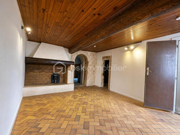 Avis aux investisseurs, amateurs de rénovation ou grandes familles à la recherche d’espace et de possibilités d’aménagement !

Découvrez cette maison ancienne en R+2, développant actuellement environ 164 m² habitables et offrant un potentiel pouvant atteindre environ 218 m² après aménagement des combles et des pièces situées au-dessus du garage.

Dès le rez-de-chaussée, vous découvrirez une entrée desservant un salon, un séjour, une cuisine et une salle de bains. Une cour intérieure complète ce niveau et permet d’accéder au garage.

À l’étage, l’espace nuit se compose de trois grandes chambres communicantes en enfilade, disposant de placards. L’une bénéficie d’un espace avec point d’eau et une autre d’un WC.

Au dernier niveau, trois pièces sous combles offrent un potentiel supplémentaire particulièrement intéressant pour agrandir la surface habitable et repenser entièrement l’organisation de la maison.

Le bien dispose également d'un garage surmonté de deux niveaux, comprenant chacun une pièce supplémentaire à rénover. Les planchers de cette partie sont à reprendre et la toiture est à vérifier.

UN BIEN AUX MULTIPLES POSSIBILITÉS

Avec ses volumes et ses différents niveaux, cette maison offre de nombreuses possibilités :

création d'une grande maison familiale ;
redistribution complète des espaces selon vos besoins ;
projet d'investissement avec possibilité d'étudier la création de 3 appartements ;
potentiel pour envisager jusqu'à 4 logements en exploitant également les volumes situés au-dessus du garage.

Tout projet de division ou de création de logements restera bien entendu soumis à la faisabilité technique et aux autorisations administratives nécessaires.

DES TRAVAUX, MAIS UN VÉRITABLE POTENTIEL

La maison nécessite une rénovation et s'adresse avant tout à des acquéreurs capables de se projeter.

La toiture du bâtiment principal a été refaite à neuf. En revanche, les plafonds intérieurs n'ont pas été repris.

Il faudra notamment prévoir la mise en place d'un système de chauffage, la révision de l'installation électrique, ainsi que la rénovation ou le remplacement de certaines menuiseries, plusieurs étant déjà équipées en double vitrage.

Avec 164 m² habitables actuellement, un potentiel d'environ 218 m² après aménagement, une cour, un garage, des combles et des volumes supplémentaires à exploiter, cette maison constitue une véritable opportunité pour un investisseur ou une grande famille souhaitant réaliser un projet de rénovation à son image.

Un bien à découvrir avant tout pour son potentiel, ses volumes et ses nombreuses possibilités de transformation.