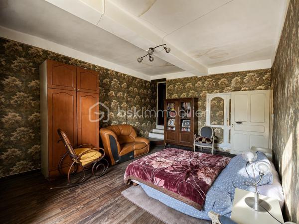 Avis aux investisseurs, amateurs de rénovation ou grandes familles à la recherche d’espace et de possibilités d’aménagement !

Découvrez cette maison ancienne en R+2, développant actuellement environ 164 m² habitables et offrant un potentiel pouvant atteindre environ 218 m² après aménagement des combles et des pièces situées au-dessus du garage.

Dès le rez-de-chaussée, vous découvrirez une entrée desservant un salon, un séjour, une cuisine et une salle de bains. Une cour intérieure complète ce niveau et permet d’accéder au garage.

À l’étage, l’espace nuit se compose de trois grandes chambres communicantes en enfilade, disposant de placards. L’une bénéficie d’un espace avec point d’eau et une autre d’un WC.

Au dernier niveau, trois pièces sous combles offrent un potentiel supplémentaire particulièrement intéressant pour agrandir la surface habitable et repenser entièrement l’organisation de la maison.

Le bien dispose également d'un garage surmonté de deux niveaux, comprenant chacun une pièce supplémentaire à rénover. Les planchers de cette partie sont à reprendre et la toiture est à vérifier.

UN BIEN AUX MULTIPLES POSSIBILITÉS

Avec ses volumes et ses différents niveaux, cette maison offre de nombreuses possibilités :

création d'une grande maison familiale ;
redistribution complète des espaces selon vos besoins ;
projet d'investissement avec possibilité d'étudier la création de 3 appartements ;
potentiel pour envisager jusqu'à 4 logements en exploitant également les volumes situés au-dessus du garage.

Tout projet de division ou de création de logements restera bien entendu soumis à la faisabilité technique et aux autorisations administratives nécessaires.

DES TRAVAUX, MAIS UN VÉRITABLE POTENTIEL

La maison nécessite une rénovation et s'adresse avant tout à des acquéreurs capables de se projeter.

La toiture du bâtiment principal a été refaite à neuf. En revanche, les plafonds intérieurs n'ont pas été repris.

Il faudra notamment prévoir la mise en place d'un système de chauffage, la révision de l'installation électrique, ainsi que la rénovation ou le remplacement de certaines menuiseries, plusieurs étant déjà équipées en double vitrage.

Avec 164 m² habitables actuellement, un potentiel d'environ 218 m² après aménagement, une cour, un garage, des combles et des volumes supplémentaires à exploiter, cette maison constitue une véritable opportunité pour un investisseur ou une grande famille souhaitant réaliser un projet de rénovation à son image.

Un bien à découvrir avant tout pour son potentiel, ses volumes et ses nombreuses possibilités de transformation.