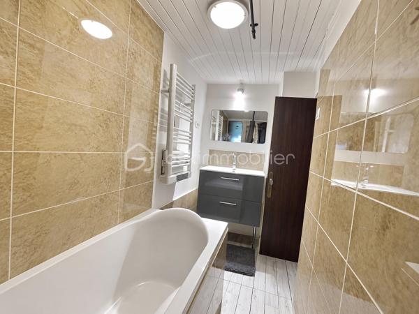 Avis aux investisseurs, amateurs de rénovation ou grandes familles à la recherche d’espace et de possibilités d’aménagement !

Découvrez cette maison ancienne en R+2, développant actuellement environ 164 m² habitables et offrant un potentiel pouvant atteindre environ 218 m² après aménagement des combles et des pièces situées au-dessus du garage.

Dès le rez-de-chaussée, vous découvrirez une entrée desservant un salon, un séjour, une cuisine et une salle de bains. Une cour intérieure complète ce niveau et permet d’accéder au garage.

À l’étage, l’espace nuit se compose de trois grandes chambres communicantes en enfilade, disposant de placards. L’une bénéficie d’un espace avec point d’eau et une autre d’un WC.

Au dernier niveau, trois pièces sous combles offrent un potentiel supplémentaire particulièrement intéressant pour agrandir la surface habitable et repenser entièrement l’organisation de la maison.

Le bien dispose également d'un garage surmonté de deux niveaux, comprenant chacun une pièce supplémentaire à rénover. Les planchers de cette partie sont à reprendre et la toiture est à vérifier.

UN BIEN AUX MULTIPLES POSSIBILITÉS

Avec ses volumes et ses différents niveaux, cette maison offre de nombreuses possibilités :

création d'une grande maison familiale ;
redistribution complète des espaces selon vos besoins ;
projet d'investissement avec possibilité d'étudier la création de 3 appartements ;
potentiel pour envisager jusqu'à 4 logements en exploitant également les volumes situés au-dessus du garage.

Tout projet de division ou de création de logements restera bien entendu soumis à la faisabilité technique et aux autorisations administratives nécessaires.

DES TRAVAUX, MAIS UN VÉRITABLE POTENTIEL

La maison nécessite une rénovation et s'adresse avant tout à des acquéreurs capables de se projeter.

La toiture du bâtiment principal a été refaite à neuf. En revanche, les plafonds intérieurs n'ont pas été repris.

Il faudra notamment prévoir la mise en place d'un système de chauffage, la révision de l'installation électrique, ainsi que la rénovation ou le remplacement de certaines menuiseries, plusieurs étant déjà équipées en double vitrage.

Avec 164 m² habitables actuellement, un potentiel d'environ 218 m² après aménagement, une cour, un garage, des combles et des volumes supplémentaires à exploiter, cette maison constitue une véritable opportunité pour un investisseur ou une grande famille souhaitant réaliser un projet de rénovation à son image.

Un bien à découvrir avant tout pour son potentiel, ses volumes et ses nombreuses possibilités de transformation.