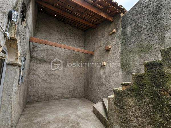 Avis aux investisseurs, amateurs de rénovation ou grandes familles à la recherche d’espace et de possibilités d’aménagement !

Découvrez cette maison ancienne en R+2, développant actuellement environ 164 m² habitables et offrant un potentiel pouvant atteindre environ 218 m² après aménagement des combles et des pièces situées au-dessus du garage.

Dès le rez-de-chaussée, vous découvrirez une entrée desservant un salon, un séjour, une cuisine et une salle de bains. Une cour intérieure complète ce niveau et permet d’accéder au garage.

À l’étage, l’espace nuit se compose de trois grandes chambres communicantes en enfilade, disposant de placards. L’une bénéficie d’un espace avec point d’eau et une autre d’un WC.

Au dernier niveau, trois pièces sous combles offrent un potentiel supplémentaire particulièrement intéressant pour agrandir la surface habitable et repenser entièrement l’organisation de la maison.

Le bien dispose également d'un garage surmonté de deux niveaux, comprenant chacun une pièce supplémentaire à rénover. Les planchers de cette partie sont à reprendre et la toiture est à vérifier.

UN BIEN AUX MULTIPLES POSSIBILITÉS

Avec ses volumes et ses différents niveaux, cette maison offre de nombreuses possibilités :

création d'une grande maison familiale ;
redistribution complète des espaces selon vos besoins ;
projet d'investissement avec possibilité d'étudier la création de 3 appartements ;
potentiel pour envisager jusqu'à 4 logements en exploitant également les volumes situés au-dessus du garage.

Tout projet de division ou de création de logements restera bien entendu soumis à la faisabilité technique et aux autorisations administratives nécessaires.

DES TRAVAUX, MAIS UN VÉRITABLE POTENTIEL

La maison nécessite une rénovation et s'adresse avant tout à des acquéreurs capables de se projeter.

La toiture du bâtiment principal a été refaite à neuf. En revanche, les plafonds intérieurs n'ont pas été repris.

Il faudra notamment prévoir la mise en place d'un système de chauffage, la révision de l'installation électrique, ainsi que la rénovation ou le remplacement de certaines menuiseries, plusieurs étant déjà équipées en double vitrage.

Avec 164 m² habitables actuellement, un potentiel d'environ 218 m² après aménagement, une cour, un garage, des combles et des volumes supplémentaires à exploiter, cette maison constitue une véritable opportunité pour un investisseur ou une grande famille souhaitant réaliser un projet de rénovation à son image.

Un bien à découvrir avant tout pour son potentiel, ses volumes et ses nombreuses possibilités de transformation.