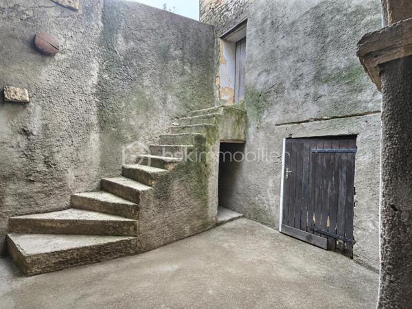 Avis aux investisseurs, amateurs de rénovation ou grandes familles à la recherche d’espace et de possibilités d’aménagement !

Découvrez cette maison ancienne en R+2, développant actuellement environ 164 m² habitables et offrant un potentiel pouvant atteindre environ 218 m² après aménagement des combles et des pièces situées au-dessus du garage.

Dès le rez-de-chaussée, vous découvrirez une entrée desservant un salon, un séjour, une cuisine et une salle de bains. Une cour intérieure complète ce niveau et permet d’accéder au garage.

À l’étage, l’espace nuit se compose de trois grandes chambres communicantes en enfilade, disposant de placards. L’une bénéficie d’un espace avec point d’eau et une autre d’un WC.

Au dernier niveau, trois pièces sous combles offrent un potentiel supplémentaire particulièrement intéressant pour agrandir la surface habitable et repenser entièrement l’organisation de la maison.

Le bien dispose également d'un garage surmonté de deux niveaux, comprenant chacun une pièce supplémentaire à rénover. Les planchers de cette partie sont à reprendre et la toiture est à vérifier.

UN BIEN AUX MULTIPLES POSSIBILITÉS

Avec ses volumes et ses différents niveaux, cette maison offre de nombreuses possibilités :

création d'une grande maison familiale ;
redistribution complète des espaces selon vos besoins ;
projet d'investissement avec possibilité d'étudier la création de 3 appartements ;
potentiel pour envisager jusqu'à 4 logements en exploitant également les volumes situés au-dessus du garage.

Tout projet de division ou de création de logements restera bien entendu soumis à la faisabilité technique et aux autorisations administratives nécessaires.

DES TRAVAUX, MAIS UN VÉRITABLE POTENTIEL

La maison nécessite une rénovation et s'adresse avant tout à des acquéreurs capables de se projeter.

La toiture du bâtiment principal a été refaite à neuf. En revanche, les plafonds intérieurs n'ont pas été repris.

Il faudra notamment prévoir la mise en place d'un système de chauffage, la révision de l'installation électrique, ainsi que la rénovation ou le remplacement de certaines menuiseries, plusieurs étant déjà équipées en double vitrage.

Avec 164 m² habitables actuellement, un potentiel d'environ 218 m² après aménagement, une cour, un garage, des combles et des volumes supplémentaires à exploiter, cette maison constitue une véritable opportunité pour un investisseur ou une grande famille souhaitant réaliser un projet de rénovation à son image.

Un bien à découvrir avant tout pour son potentiel, ses volumes et ses nombreuses possibilités de transformation.