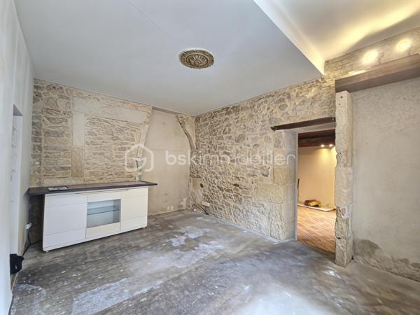 Avis aux investisseurs, amateurs de rénovation ou grandes familles à la recherche d’espace et de possibilités d’aménagement !

Découvrez cette maison ancienne en R+2, développant actuellement environ 164 m² habitables et offrant un potentiel pouvant atteindre environ 218 m² après aménagement des combles et des pièces situées au-dessus du garage.

Dès le rez-de-chaussée, vous découvrirez une entrée desservant un salon, un séjour, une cuisine et une salle de bains. Une cour intérieure complète ce niveau et permet d’accéder au garage.

À l’étage, l’espace nuit se compose de trois grandes chambres communicantes en enfilade, disposant de placards. L’une bénéficie d’un espace avec point d’eau et une autre d’un WC.

Au dernier niveau, trois pièces sous combles offrent un potentiel supplémentaire particulièrement intéressant pour agrandir la surface habitable et repenser entièrement l’organisation de la maison.

Le bien dispose également d'un garage surmonté de deux niveaux, comprenant chacun une pièce supplémentaire à rénover. Les planchers de cette partie sont à reprendre et la toiture est à vérifier.

UN BIEN AUX MULTIPLES POSSIBILITÉS

Avec ses volumes et ses différents niveaux, cette maison offre de nombreuses possibilités :

création d'une grande maison familiale ;
redistribution complète des espaces selon vos besoins ;
projet d'investissement avec possibilité d'étudier la création de 3 appartements ;
potentiel pour envisager jusqu'à 4 logements en exploitant également les volumes situés au-dessus du garage.

Tout projet de division ou de création de logements restera bien entendu soumis à la faisabilité technique et aux autorisations administratives nécessaires.

DES TRAVAUX, MAIS UN VÉRITABLE POTENTIEL

La maison nécessite une rénovation et s'adresse avant tout à des acquéreurs capables de se projeter.

La toiture du bâtiment principal a été refaite à neuf. En revanche, les plafonds intérieurs n'ont pas été repris.

Il faudra notamment prévoir la mise en place d'un système de chauffage, la révision de l'installation électrique, ainsi que la rénovation ou le remplacement de certaines menuiseries, plusieurs étant déjà équipées en double vitrage.

Avec 164 m² habitables actuellement, un potentiel d'environ 218 m² après aménagement, une cour, un garage, des combles et des volumes supplémentaires à exploiter, cette maison constitue une véritable opportunité pour un investisseur ou une grande famille souhaitant réaliser un projet de rénovation à son image.

Un bien à découvrir avant tout pour son potentiel, ses volumes et ses nombreuses possibilités de transformation.