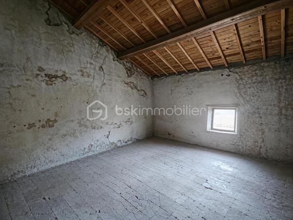 Avis aux investisseurs, amateurs de rénovation ou grandes familles à la recherche d’espace et de possibilités d’aménagement !

Découvrez cette maison ancienne en R+2, développant actuellement environ 164 m² habitables et offrant un potentiel pouvant atteindre environ 218 m² après aménagement des combles et des pièces situées au-dessus du garage.

Dès le rez-de-chaussée, vous découvrirez une entrée desservant un salon, un séjour, une cuisine et une salle de bains. Une cour intérieure complète ce niveau et permet d’accéder au garage.

À l’étage, l’espace nuit se compose de trois grandes chambres communicantes en enfilade, disposant de placards. L’une bénéficie d’un espace avec point d’eau et une autre d’un WC.

Au dernier niveau, trois pièces sous combles offrent un potentiel supplémentaire particulièrement intéressant pour agrandir la surface habitable et repenser entièrement l’organisation de la maison.

Le bien dispose également d'un garage surmonté de deux niveaux, comprenant chacun une pièce supplémentaire à rénover. Les planchers de cette partie sont à reprendre et la toiture est à vérifier.

UN BIEN AUX MULTIPLES POSSIBILITÉS

Avec ses volumes et ses différents niveaux, cette maison offre de nombreuses possibilités :

création d'une grande maison familiale ;
redistribution complète des espaces selon vos besoins ;
projet d'investissement avec possibilité d'étudier la création de 3 appartements ;
potentiel pour envisager jusqu'à 4 logements en exploitant également les volumes situés au-dessus du garage.

Tout projet de division ou de création de logements restera bien entendu soumis à la faisabilité technique et aux autorisations administratives nécessaires.

DES TRAVAUX, MAIS UN VÉRITABLE POTENTIEL

La maison nécessite une rénovation et s'adresse avant tout à des acquéreurs capables de se projeter.

La toiture du bâtiment principal a été refaite à neuf. En revanche, les plafonds intérieurs n'ont pas été repris.

Il faudra notamment prévoir la mise en place d'un système de chauffage, la révision de l'installation électrique, ainsi que la rénovation ou le remplacement de certaines menuiseries, plusieurs étant déjà équipées en double vitrage.

Avec 164 m² habitables actuellement, un potentiel d'environ 218 m² après aménagement, une cour, un garage, des combles et des volumes supplémentaires à exploiter, cette maison constitue une véritable opportunité pour un investisseur ou une grande famille souhaitant réaliser un projet de rénovation à son image.

Un bien à découvrir avant tout pour son potentiel, ses volumes et ses nombreuses possibilités de transformation.