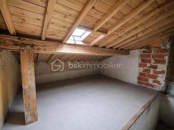 Avis aux investisseurs, amateurs de rénovation ou grandes familles à la recherche d’espace et de possibilités d’aménagement !

Découvrez cette maison ancienne en R+2, développant actuellement environ 164 m² habitables et offrant un potentiel pouvant atteindre environ 218 m² après aménagement des combles et des pièces situées au-dessus du garage.

Dès le rez-de-chaussée, vous découvrirez une entrée desservant un salon, un séjour, une cuisine et une salle de bains. Une cour intérieure complète ce niveau et permet d’accéder au garage.

À l’étage, l’espace nuit se compose de trois grandes chambres communicantes en enfilade, disposant de placards. L’une bénéficie d’un espace avec point d’eau et une autre d’un WC.

Au dernier niveau, trois pièces sous combles offrent un potentiel supplémentaire particulièrement intéressant pour agrandir la surface habitable et repenser entièrement l’organisation de la maison.

Le bien dispose également d'un garage surmonté de deux niveaux, comprenant chacun une pièce supplémentaire à rénover. Les planchers de cette partie sont à reprendre et la toiture est à vérifier.

UN BIEN AUX MULTIPLES POSSIBILITÉS

Avec ses volumes et ses différents niveaux, cette maison offre de nombreuses possibilités :

création d'une grande maison familiale ;
redistribution complète des espaces selon vos besoins ;
projet d'investissement avec possibilité d'étudier la création de 3 appartements ;
potentiel pour envisager jusqu'à 4 logements en exploitant également les volumes situés au-dessus du garage.

Tout projet de division ou de création de logements restera bien entendu soumis à la faisabilité technique et aux autorisations administratives nécessaires.

DES TRAVAUX, MAIS UN VÉRITABLE POTENTIEL

La maison nécessite une rénovation et s'adresse avant tout à des acquéreurs capables de se projeter.

La toiture du bâtiment principal a été refaite à neuf. En revanche, les plafonds intérieurs n'ont pas été repris.

Il faudra notamment prévoir la mise en place d'un système de chauffage, la révision de l'installation électrique, ainsi que la rénovation ou le remplacement de certaines menuiseries, plusieurs étant déjà équipées en double vitrage.

Avec 164 m² habitables actuellement, un potentiel d'environ 218 m² après aménagement, une cour, un garage, des combles et des volumes supplémentaires à exploiter, cette maison constitue une véritable opportunité pour un investisseur ou une grande famille souhaitant réaliser un projet de rénovation à son image.

Un bien à découvrir avant tout pour son potentiel, ses volumes et ses nombreuses possibilités de transformation.