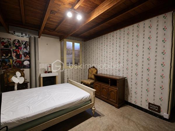 Avis aux investisseurs, amateurs de rénovation ou grandes familles à la recherche d’espace et de possibilités d’aménagement !

Découvrez cette maison ancienne en R+2, développant actuellement environ 164 m² habitables et offrant un potentiel pouvant atteindre environ 218 m² après aménagement des combles et des pièces situées au-dessus du garage.

Dès le rez-de-chaussée, vous découvrirez une entrée desservant un salon, un séjour, une cuisine et une salle de bains. Une cour intérieure complète ce niveau et permet d’accéder au garage.

À l’étage, l’espace nuit se compose de trois grandes chambres communicantes en enfilade, disposant de placards. L’une bénéficie d’un espace avec point d’eau et une autre d’un WC.

Au dernier niveau, trois pièces sous combles offrent un potentiel supplémentaire particulièrement intéressant pour agrandir la surface habitable et repenser entièrement l’organisation de la maison.

Le bien dispose également d'un garage surmonté de deux niveaux, comprenant chacun une pièce supplémentaire à rénover. Les planchers de cette partie sont à reprendre et la toiture est à vérifier.

UN BIEN AUX MULTIPLES POSSIBILITÉS

Avec ses volumes et ses différents niveaux, cette maison offre de nombreuses possibilités :

création d'une grande maison familiale ;
redistribution complète des espaces selon vos besoins ;
projet d'investissement avec possibilité d'étudier la création de 3 appartements ;
potentiel pour envisager jusqu'à 4 logements en exploitant également les volumes situés au-dessus du garage.

Tout projet de division ou de création de logements restera bien entendu soumis à la faisabilité technique et aux autorisations administratives nécessaires.

DES TRAVAUX, MAIS UN VÉRITABLE POTENTIEL

La maison nécessite une rénovation et s'adresse avant tout à des acquéreurs capables de se projeter.

La toiture du bâtiment principal a été refaite à neuf. En revanche, les plafonds intérieurs n'ont pas été repris.

Il faudra notamment prévoir la mise en place d'un système de chauffage, la révision de l'installation électrique, ainsi que la rénovation ou le remplacement de certaines menuiseries, plusieurs étant déjà équipées en double vitrage.

Avec 164 m² habitables actuellement, un potentiel d'environ 218 m² après aménagement, une cour, un garage, des combles et des volumes supplémentaires à exploiter, cette maison constitue une véritable opportunité pour un investisseur ou une grande famille souhaitant réaliser un projet de rénovation à son image.

Un bien à découvrir avant tout pour son potentiel, ses volumes et ses nombreuses possibilités de transformation.