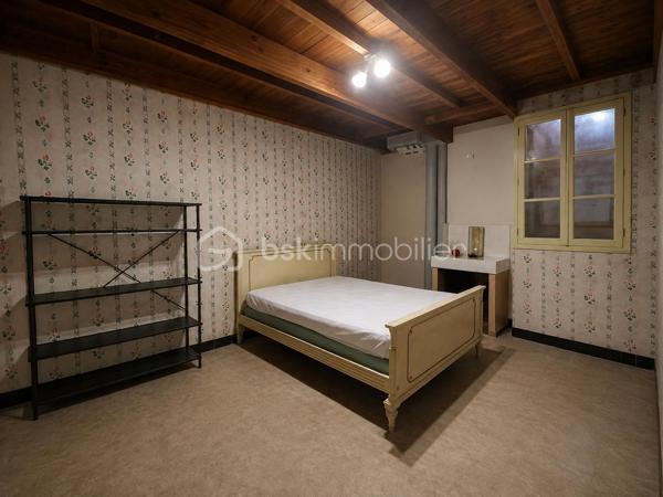 Avis aux investisseurs, amateurs de rénovation ou grandes familles à la recherche d’espace et de possibilités d’aménagement !

Découvrez cette maison ancienne en R+2, développant actuellement environ 164 m² habitables et offrant un potentiel pouvant atteindre environ 218 m² après aménagement des combles et des pièces situées au-dessus du garage.

Dès le rez-de-chaussée, vous découvrirez une entrée desservant un salon, un séjour, une cuisine et une salle de bains. Une cour intérieure complète ce niveau et permet d’accéder au garage.

À l’étage, l’espace nuit se compose de trois grandes chambres communicantes en enfilade, disposant de placards. L’une bénéficie d’un espace avec point d’eau et une autre d’un WC.

Au dernier niveau, trois pièces sous combles offrent un potentiel supplémentaire particulièrement intéressant pour agrandir la surface habitable et repenser entièrement l’organisation de la maison.

Le bien dispose également d'un garage surmonté de deux niveaux, comprenant chacun une pièce supplémentaire à rénover. Les planchers de cette partie sont à reprendre et la toiture est à vérifier.

UN BIEN AUX MULTIPLES POSSIBILITÉS

Avec ses volumes et ses différents niveaux, cette maison offre de nombreuses possibilités :

création d'une grande maison familiale ;
redistribution complète des espaces selon vos besoins ;
projet d'investissement avec possibilité d'étudier la création de 3 appartements ;
potentiel pour envisager jusqu'à 4 logements en exploitant également les volumes situés au-dessus du garage.

Tout projet de division ou de création de logements restera bien entendu soumis à la faisabilité technique et aux autorisations administratives nécessaires.

DES TRAVAUX, MAIS UN VÉRITABLE POTENTIEL

La maison nécessite une rénovation et s'adresse avant tout à des acquéreurs capables de se projeter.

La toiture du bâtiment principal a été refaite à neuf. En revanche, les plafonds intérieurs n'ont pas été repris.

Il faudra notamment prévoir la mise en place d'un système de chauffage, la révision de l'installation électrique, ainsi que la rénovation ou le remplacement de certaines menuiseries, plusieurs étant déjà équipées en double vitrage.

Avec 164 m² habitables actuellement, un potentiel d'environ 218 m² après aménagement, une cour, un garage, des combles et des volumes supplémentaires à exploiter, cette maison constitue une véritable opportunité pour un investisseur ou une grande famille souhaitant réaliser un projet de rénovation à son image.

Un bien à découvrir avant tout pour son potentiel, ses volumes et ses nombreuses possibilités de transformation.