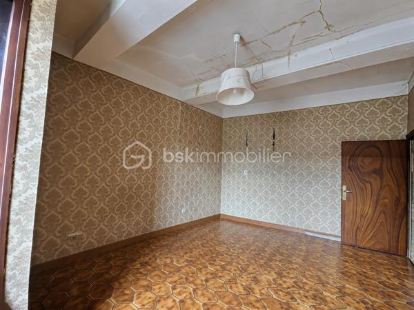 Avis aux investisseurs, amateurs de rénovation ou grandes familles à la recherche d’espace et de possibilités d’aménagement !

Découvrez cette maison ancienne en R+2, développant actuellement environ 164 m² habitables et offrant un potentiel pouvant atteindre environ 218 m² après aménagement des combles et des pièces situées au-dessus du garage.

Dès le rez-de-chaussée, vous découvrirez une entrée desservant un salon, un séjour, une cuisine et une salle de bains. Une cour intérieure complète ce niveau et permet d’accéder au garage.

À l’étage, l’espace nuit se compose de trois grandes chambres communicantes en enfilade, disposant de placards. L’une bénéficie d’un espace avec point d’eau et une autre d’un WC.

Au dernier niveau, trois pièces sous combles offrent un potentiel supplémentaire particulièrement intéressant pour agrandir la surface habitable et repenser entièrement l’organisation de la maison.

Le bien dispose également d'un garage surmonté de deux niveaux, comprenant chacun une pièce supplémentaire à rénover. Les planchers de cette partie sont à reprendre et la toiture est à vérifier.

UN BIEN AUX MULTIPLES POSSIBILITÉS

Avec ses volumes et ses différents niveaux, cette maison offre de nombreuses possibilités :

création d'une grande maison familiale ;
redistribution complète des espaces selon vos besoins ;
projet d'investissement avec possibilité d'étudier la création de 3 appartements ;
potentiel pour envisager jusqu'à 4 logements en exploitant également les volumes situés au-dessus du garage.

Tout projet de division ou de création de logements restera bien entendu soumis à la faisabilité technique et aux autorisations administratives nécessaires.

DES TRAVAUX, MAIS UN VÉRITABLE POTENTIEL

La maison nécessite une rénovation et s'adresse avant tout à des acquéreurs capables de se projeter.

La toiture du bâtiment principal a été refaite à neuf. En revanche, les plafonds intérieurs n'ont pas été repris.

Il faudra notamment prévoir la mise en place d'un système de chauffage, la révision de l'installation électrique, ainsi que la rénovation ou le remplacement de certaines menuiseries, plusieurs étant déjà équipées en double vitrage.

Avec 164 m² habitables actuellement, un potentiel d'environ 218 m² après aménagement, une cour, un garage, des combles et des volumes supplémentaires à exploiter, cette maison constitue une véritable opportunité pour un investisseur ou une grande famille souhaitant réaliser un projet de rénovation à son image.

Un bien à découvrir avant tout pour son potentiel, ses volumes et ses nombreuses possibilités de transformation.