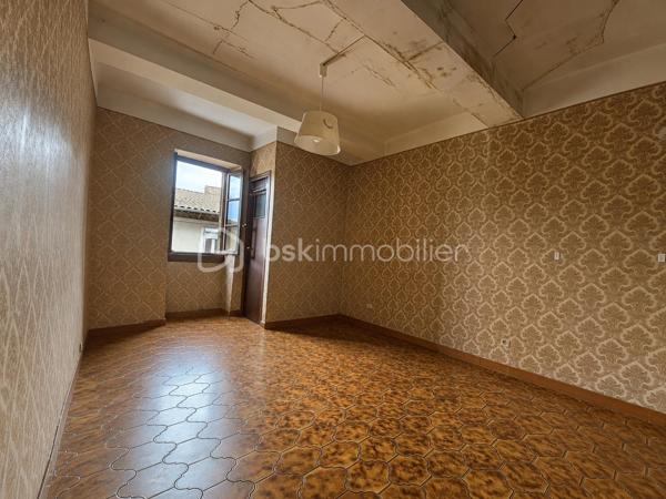 Avis aux investisseurs, amateurs de rénovation ou grandes familles à la recherche d’espace et de possibilités d’aménagement !

Découvrez cette maison ancienne en R+2, développant actuellement environ 164 m² habitables et offrant un potentiel pouvant atteindre environ 218 m² après aménagement des combles et des pièces situées au-dessus du garage.

Dès le rez-de-chaussée, vous découvrirez une entrée desservant un salon, un séjour, une cuisine et une salle de bains. Une cour intérieure complète ce niveau et permet d’accéder au garage.

À l’étage, l’espace nuit se compose de trois grandes chambres communicantes en enfilade, disposant de placards. L’une bénéficie d’un espace avec point d’eau et une autre d’un WC.

Au dernier niveau, trois pièces sous combles offrent un potentiel supplémentaire particulièrement intéressant pour agrandir la surface habitable et repenser entièrement l’organisation de la maison.

Le bien dispose également d'un garage surmonté de deux niveaux, comprenant chacun une pièce supplémentaire à rénover. Les planchers de cette partie sont à reprendre et la toiture est à vérifier.

UN BIEN AUX MULTIPLES POSSIBILITÉS

Avec ses volumes et ses différents niveaux, cette maison offre de nombreuses possibilités :

création d'une grande maison familiale ;
redistribution complète des espaces selon vos besoins ;
projet d'investissement avec possibilité d'étudier la création de 3 appartements ;
potentiel pour envisager jusqu'à 4 logements en exploitant également les volumes situés au-dessus du garage.

Tout projet de division ou de création de logements restera bien entendu soumis à la faisabilité technique et aux autorisations administratives nécessaires.

DES TRAVAUX, MAIS UN VÉRITABLE POTENTIEL

La maison nécessite une rénovation et s'adresse avant tout à des acquéreurs capables de se projeter.

La toiture du bâtiment principal a été refaite à neuf. En revanche, les plafonds intérieurs n'ont pas été repris.

Il faudra notamment prévoir la mise en place d'un système de chauffage, la révision de l'installation électrique, ainsi que la rénovation ou le remplacement de certaines menuiseries, plusieurs étant déjà équipées en double vitrage.

Avec 164 m² habitables actuellement, un potentiel d'environ 218 m² après aménagement, une cour, un garage, des combles et des volumes supplémentaires à exploiter, cette maison constitue une véritable opportunité pour un investisseur ou une grande famille souhaitant réaliser un projet de rénovation à son image.

Un bien à découvrir avant tout pour son potentiel, ses volumes et ses nombreuses possibilités de transformation.