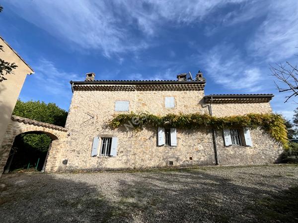 Ensemble de deux logements indépendants sur terrain arboré dans un environnement calme