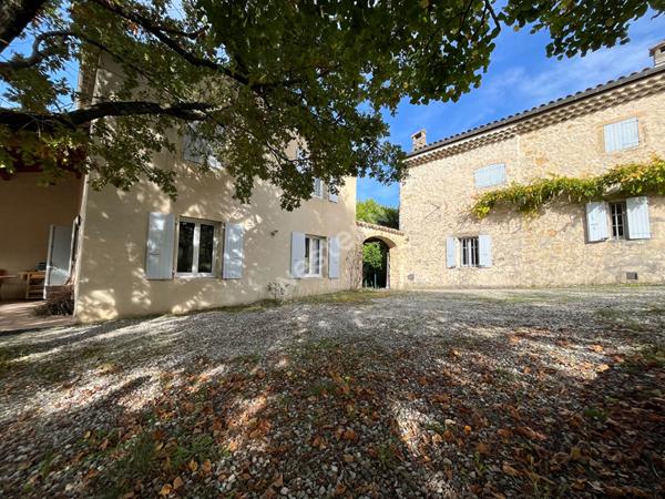 Ensemble de deux logements indépendants sur terrain arboré dans un environnement calme