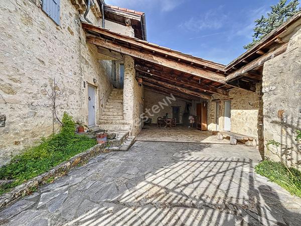 Ensemble de deux logements indépendants sur terrain arboré dans un environnement calme