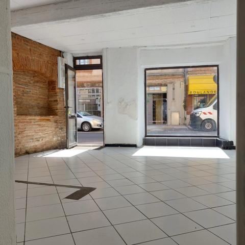 Local/bureau à vendre MONTAUBAN (82) avec vitrine et deux entrées, espace sanitaire.