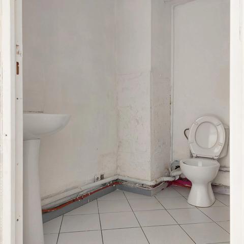 Local/bureau à vendre MONTAUBAN (82) avec vitrine et deux entrées, espace sanitaire.