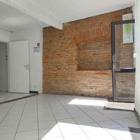 Local/bureau à vendre MONTAUBAN (82) avec vitrine et deux entrées, espace sanitaire.